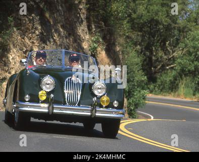 Der Jaguar XK 140 fährt auf einigen Abschiedswegen in Kalifornien, USA Stockfoto