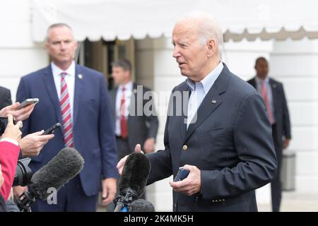 Washington, USA. 03. Oktober 2022. US-Präsident Joe Biden spricht mit einem Journalisten, bevor er heute am 03. Oktober 2022 im South Lawn/Weißen Haus in Washington DC, USA, zur gemeinsamen Basis Andrews auf dem Weg nach Ponce, Puerto Rico, abreist. (Foto von Lenin Nolly/Sipa USA) Quelle: SIPA USA/Alamy Live News Stockfoto