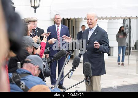 Washington, USA. 03. Oktober 2022. US-Präsident Joe Biden spricht mit einem Journalisten, bevor er heute am 03. Oktober 2022 im South Lawn/Weißen Haus in Washington DC, USA, zur gemeinsamen Basis Andrews auf dem Weg nach Ponce, Puerto Rico, abreist. (Foto von Lenin Nolly/Sipa USA) Quelle: SIPA USA/Alamy Live News Stockfoto