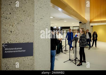 2022-10-03 18:44:04 DEN HAAG - Kammerpräsidentin Vera Bergkamp (D66) spricht vor der Presse über den Austritt von Khadija Arib (PvdA). ARIB trat als Abgeordnete zurück, nachdem sie als Sprecherin des Repräsentantenhauses beschuldigt wurde, ihre Macht missbraucht zu haben. ANP ROBIN VAN LONKHUIJSEN niederlande Out - belgien Out Stockfoto