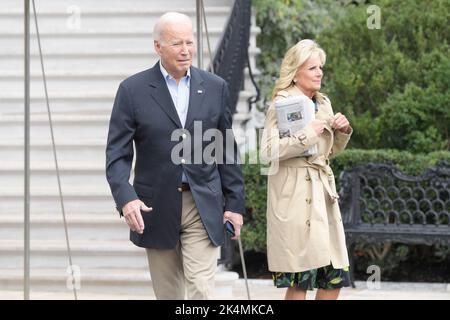 Washington, USA. 03. Oktober 2022. US-Präsident Joe Biden begrüßt den Journalisten, bevor er heute am 03. Oktober 2022 im South Lawn/Weißen Haus in Washington DC, USA, zur gemeinsamen Basis Andrews auf dem Weg nach Ponce, Puerto Rico, abreist. (Foto von Lenin Nolly/Sipa USA) Quelle: SIPA USA/Alamy Live News Stockfoto