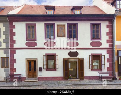 Schönes Haus auf der Siroka Straße im Stadtzentrum. Cesky Krumlov, Tschechische Republik Stockfoto