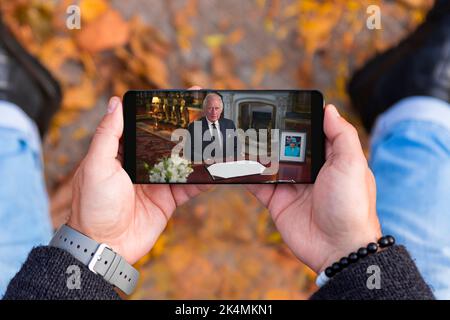 Belgrad, Serbien - 03. Oktober 2022: Auf dem Smartphone beobachten, wie König Charles III. Seine erste öffentliche Ansprache vom Buckingham Palace als britischer Monarc hielt Stockfoto