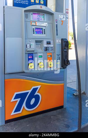 FLAGSTAFF, AZ - 2. SEPTEMBER 2022: Pumpe an einer Tankstelle 76 in Flagstaff, AZ. Stockfoto