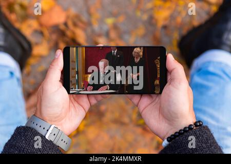 Belgrad, Serbien - 03. Oktober 2022: Auf dem Smartphone beobachten, wie König Karl III. Bei der Beitrittszeremonie des Landes im Jakobspalast hinten einen Eid unterschreibt Stockfoto
