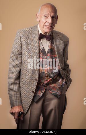 Der 85-jährige Norman sieht mit Fliege, Jacke, Weste, Uhrenkette und Hose sehr edel aus. Stockfoto