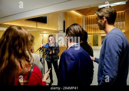 2022-10-03 18:37:39 DEN HAAG - Kammerpräsidentin Vera Bergkamp (D66) spricht vor der Presse über den Austritt von Khadija Arib (PvdA). ARIB trat als Abgeordnete zurück, nachdem sie als Sprecherin des Repräsentantenhauses beschuldigt wurde, ihre Macht missbraucht zu haben. ANP ROBIN VAN LONKHUIJSEN niederlande Out - belgien Out Stockfoto