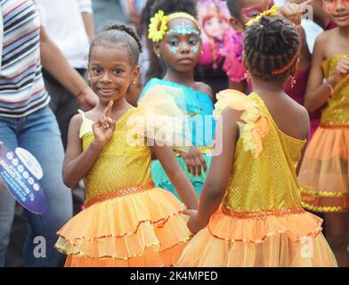Mädchen tragen ein Kostüm vor den Vergleichs auf den Fiestas de San Pacho in Quibdó, Chocó.2012 zum immateriellen Kulturerbe der Menschheit erklärt. Afte Stockfoto