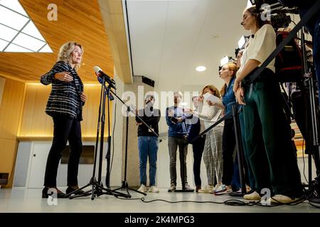 2022-10-03 18:30:57 DEN HAAG - Kammerpräsidentin Vera Bergkamp (D66) spricht vor der Presse über den Austritt von Khadija Arib (PvdA). ARIB trat als Abgeordnete zurück, nachdem sie als Sprecherin des Repräsentantenhauses beschuldigt wurde, ihre Macht missbraucht zu haben. ANP ROBIN VAN LONKHUIJSEN niederlande Out - belgien Out Stockfoto