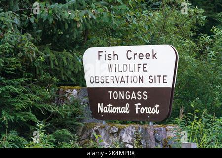 Eingangsschild von Fish Creek, Schwarzer und Grizzly Bear Wildlife Observation Site, Tongass National Forest, Alaska, USA. Stockfoto