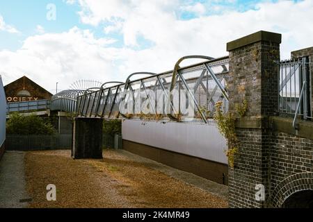 Alte Eisen- und Ziegelfußbrücke über die Eisenbahnlinien Eccles Manchester UK Stockfoto