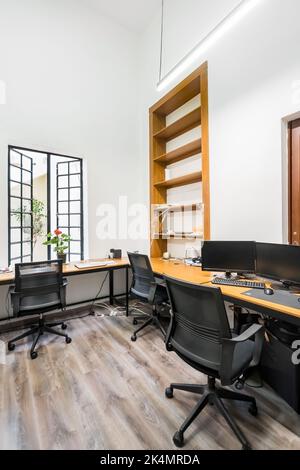 Moderner Designer-Schreibtisch für Büro-, Geschäfts- und Kreativräume, mit Computer- und Büroarbeitselementen, für Unternehmen, kleine Unternehmen und Unternehmen Stockfoto