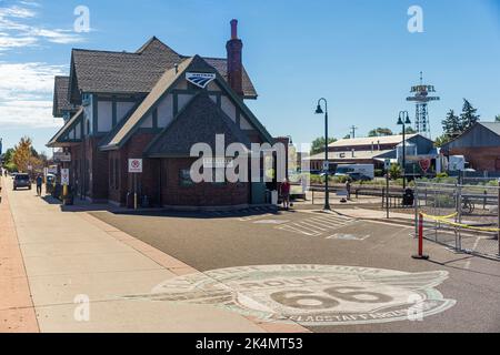 FLAGSTAFF, ARIZONA, USA - 1. SEPTEMBER 2022: Historischer Bahnhof in Flagstaff. Es liegt an der Route 66 und ist früher als Atchison, Topeka bekannt Stockfoto