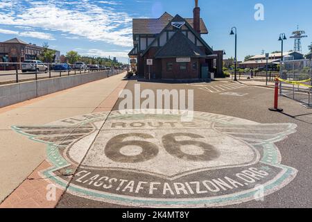 FLAGSTAFF, ARIZONA, USA - 1. SEPTEMBER 2022: Historischer Bahnhof in Flagstaff. Es liegt an der Route 66 und ist früher als Atchison, Topeka bekannt Stockfoto