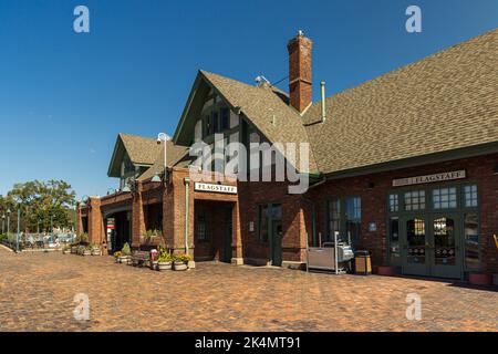 FLAGSTAFF, ARIZONA, USA - 1. SEPTEMBER 2022: Historischer Bahnhof in Flagstaff. Es liegt an der Route 66 und ist früher als Atchison, Topeka bekannt Stockfoto