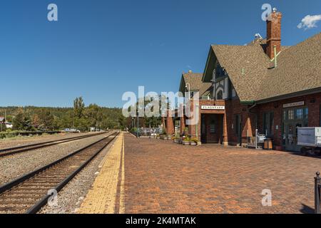 FLAGSTAFF, ARIZONA, USA - 1. SEPTEMBER 2022: Historischer Bahnhof in Flagstaff. Es liegt an der Route 66 und ist früher als Atchison, Topeka bekannt Stockfoto