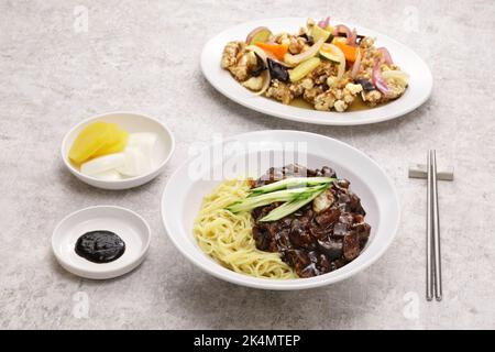 Jajangmyeon und Tangsuyuk sind ein beliebtes koreanisches chinesisches Gericht, das als koreanische Schwarzbohnennudeln und koreanisches süßes und saures Schweinefleisch bekannt ist. Stockfoto