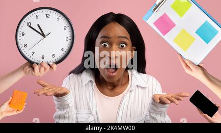Schockierte junge schwarze Frau, die Schwierigkeiten mit Zeitmanagement hat Stockfoto