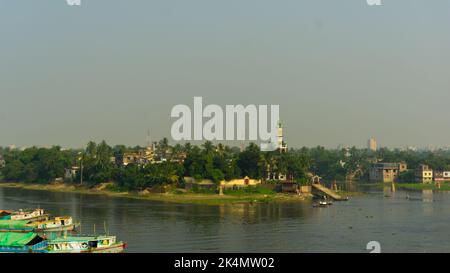 Buriganga Fluss in Dhaka, Bangladesch. Flussbild im bewölkten Himmel. Stockfoto