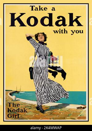 KODAK GIRL Vintage c1913 Poster-Werbung „TAKE A KODAK WITH YOU“, in der eine unabhängige Frau mit einer Kodak Faltenbalg-Rollfilmkamera zu Beginn einer neuen Technologieepoche dargestellt wird, die eine zukunftsweisende Marketingstrategie von Eastman Kodak verfolgt, zu der auch das neue ikonische „Kodak Girl“ gehört. Stockfoto