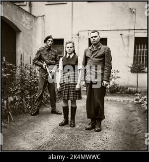 IRMA GRESE (links) Irma Ilse Ida Grese (7. Oktober 1923 – 13. Dezember 1945) war eine NS-KZ-Aufseherin in Ravensbrück und Auschwitz und diente als Aufseherin der Frauenabteilung von Bergen-Belsen. Zusammen mit Joseph Kramer BESTIE VON BELSEN Hauptsturmführer und dem Kommandanten von Auschwitz-Birkenau und der Konzentrationslager Bergen-Belsen. In Gewahrsam von einem britischen Soldaten. Zwei sadistische NS-KZ-Beamte, die wegen ihrer Kriegsverbrechen gegen die Menschlichkeit hingerichtet wurden. Stockfoto