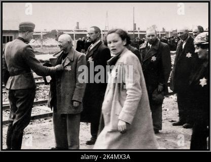 AUSCHWITZ-BIRKENAU Juden aus der subkarpathianischen Rus werden von den Nazis einer "Wahl" unterzogen (Leben oder Tod), ohne dass sie ahnungslos vor kurzem in der Eisenbahnkonkurie auf der Rampe bei der ANKUNFT von AUSCHWITZ-Birkenau EINGETROFFENEN Holocaust-GEFANGENEN ankamen – Eine klare Vision einer Hölle auf Erden. 1944, Stockfoto