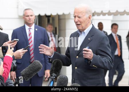 3. Oktober 2022, Washington, District of Columbia, USA: US-Präsident JOE BIDEN spricht mit einem Journalisten, bevor er heute am 03. Oktober 2022 im South Lawn/Weißen Haus in Washington DC, USA, auf dem Weg nach Ponce, Puerto Rico, zur Joint Base Andrews aufbrechen wird. (Bild: © Lenin Nolly/ZUMA Press Wire) Stockfoto