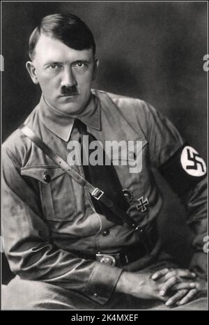 Adolf Hitler Porträt in NSDAP Sturmabteilung Nazi-Uniform mit Hakenkreuzarmband in den 1920er/30er Jahren der Vorkriegszeit, fotografiert von Hoffmann, seinem bevorzugten persönlichen Fotografen, für sein Buch Mein Kampf Nazi NSDAP Swastika Germany Stockfoto