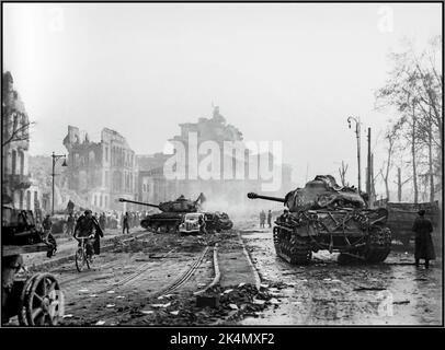 1945 Berlin Ende WW2 mit dem Brandenburger Tor im Hintergrund und russischen Panzern, die eine Bombe in der Berliner Innenstadt im ehemaligen Nazi-Deutschland besetzten Stockfoto