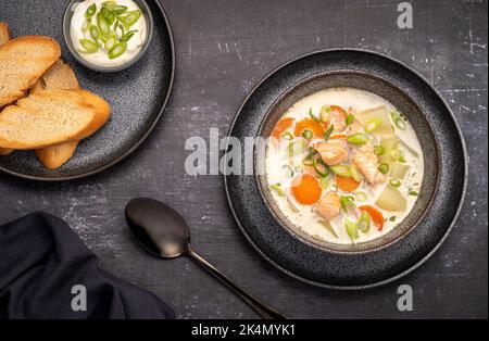 Fotos von Lachssuppe, Kartoffeln, Karotten, Rahm, Zwiebeln, Toast Stockfoto