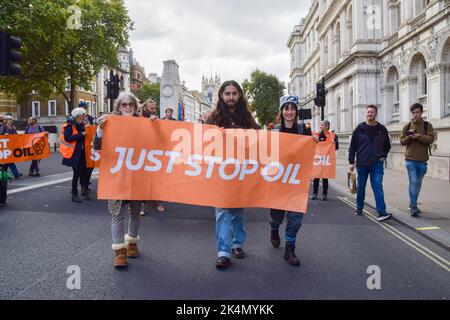 London, Großbritannien. 03. Oktober 2022. Während der Demonstration marschieren die Demonstranten mit einem „Just Stop Oil“-Banner in Whitehall. Der Protest war Teil einer Reihe von Demonstrationen, die täglich in Westminster stattfanden, wobei die Klimaschutzgruppe ein Ende der fossilen Brennstoffe und einen Wechsel zu erneuerbaren Energien forderte. Kredit: SOPA Images Limited/Alamy Live Nachrichten Stockfoto