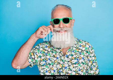 Nahaufnahme Foto von Senioren toothy Lächeln tragen Sonnenglas positiv genießen Urlaub chillen Wochenende berühren Schnurrbart Freund isoliert auf blauer Farbe Stockfoto