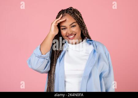 Porträt Einer Glücklichen Afroamerikanischen Übergewichtigen Frau Auf Rosa Hintergrund Stockfoto