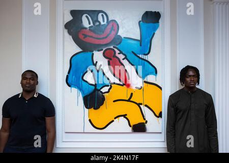 London, Großbritannien. 3. Oktober 2022. Die Mitbegründer der EFIE Gallery (L) Kobi und Kwame Mintah mit „Jonny Just Come“, 2022, von Slawn. Vorschau auf 'On A Darker Note', eine Ausstellung mit Werken des nigrischen Londoner Künstlers Slawn in der Arabischen Britischen Handelskammer in Mayfair. Die neuen Arbeiten konzentrieren sich auf Clowns, die auf die Karikaturen der Schwarzgesicht-Minstrel reagieren, die während der Ära der Jim Crow-Gesetze zur Rassentrennung in den USA im späten 19.. Und frühen 20.. Jahrhundert entstanden sind. Kredit: Stephen Chung / Alamy Live Nachrichten Stockfoto