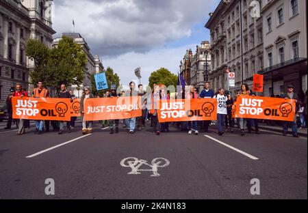 London, Großbritannien. 03. Oktober 2022. Demonstranten marschieren während der Demonstration mit „Just Stop Oil“-Transparenten in Whitehall. Der Protest war Teil einer Reihe von Demonstrationen, die täglich in Westminster stattfanden, wobei die Klimaschutzgruppe ein Ende der fossilen Brennstoffe und einen Wechsel zu erneuerbaren Energien forderte. (Foto: Vuk Valcic/SOPA Images/Sipa USA) Quelle: SIPA USA/Alamy Live News Stockfoto