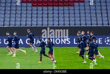 München, Deutschland. 03. Oktober 2022. Fußball: Champions League, Bayern München - Viktoria Pilsen, Gruppenphase, Gruppe C, Matchday 3. Abschlusstraining von Viktoria Plzen in der Allianz Arena. Die Spieler von Pilsen in Aktion. Quelle: Sven Hoppe/dpa/Alamy Live News Stockfoto