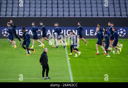 München, Deutschland. 03. Oktober 2022. Fußball: Champions League, Bayern München - Viktoria Pilsen, Gruppenphase, Gruppe C, Matchday 3. Abschlusstraining von Viktoria Plzen in der Allianz Arena. Die Spieler von Pilsen in Aktion. Quelle: Sven Hoppe/dpa/Alamy Live News Stockfoto