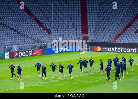 München, Deutschland. 03. Oktober 2022. Fußball: Champions League, Bayern München - Viktoria Pilsen, Gruppenphase, Gruppe C, Matchday 3. Abschlusstraining von Viktoria Plzen in der Allianz Arena. Die Spieler von Pilsen in Aktion. Quelle: Sven Hoppe/dpa/Alamy Live News Stockfoto