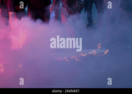 Rom 04/10/2022, , USB-Mobilisierung gegen die hohen Lebenshaltungskosten und die Zunahme der Gas- und Stromrechnungen. Auf dem Foto verbrennen die Demonstranten die Rechnungen unter dem Hauptquartier von Cassa Depositi e Prestiti Stockfoto