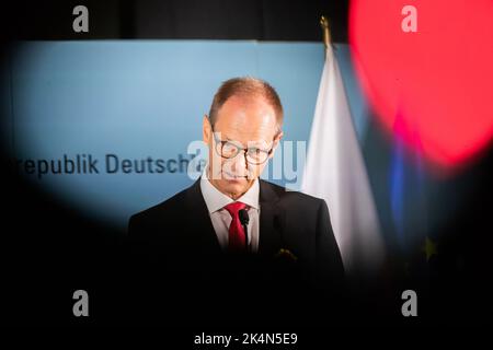 Warschau, Polen. 03. Oktober 2022. Thomas Bagger, Botschafter Deutschlands in Polen, spricht bei den Feierlichkeiten zum Tag der Deutschen Einheit in der Deutschen Botschaft in Warschau. Quelle: Christoph Soeder/dpa/Alamy Live News Stockfoto