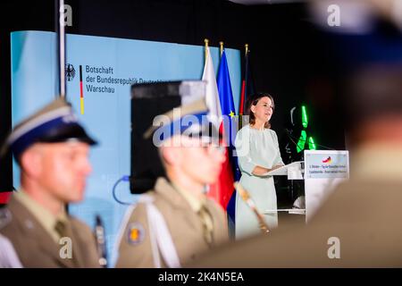 Warschau, Polen. 03. Oktober 2022. Die Außenministerin Annalena Baerbock spricht vor der deutschen Botschaft in Warschau anlässlich der Feierlichkeiten zum Tag der Deutschen Einheit. Quelle: Christoph Soeder/dpa/Alamy Live News Stockfoto
