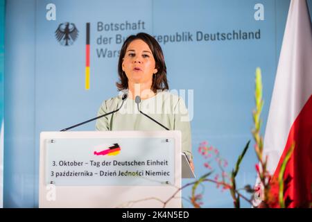 Warschau, Polen. 03. Oktober 2022. Die Außenministerin Annalena Baerbock spricht vor der deutschen Botschaft in Warschau anlässlich der Feierlichkeiten zum Tag der Deutschen Einheit. Quelle: Christoph Soeder/dpa/Alamy Live News Stockfoto