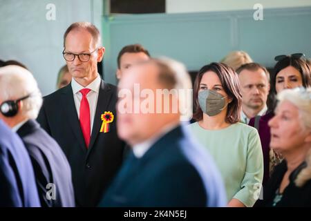 Warschau, Polen. 03. Oktober 2022. Die Außenministerin Annalena Baerbock und der deutsche Botschafter in Polen, Thomas Bagger, nehmen an den Feierlichkeiten zum Tag der Deutschen Einheit in der Deutschen Botschaft in Warschau Teil. Quelle: Christoph Soeder/dpa/Alamy Live News Stockfoto