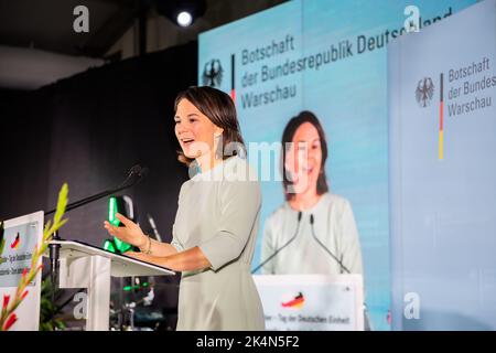 Warschau, Polen. 03. Oktober 2022. Die Außenministerin Annalena Baerbock spricht vor der deutschen Botschaft in Warschau anlässlich der Feierlichkeiten zum Tag der Deutschen Einheit. Quelle: Christoph Soeder/dpa/Alamy Live News Stockfoto