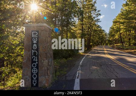 FLAGSTAFF, AZ - 1. SEPTEMBER 2022: Eingangsschild mit Planetensymbolen zum Lowell Observatorium, wo der Planet Pluto entdeckt wurde Stockfoto