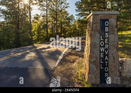 FLAGSTAFF, AZ - 1. SEPTEMBER 2022: Eingangsschild zum Lowell Observatorium, wo der Planet Pluto entdeckt wurde Stockfoto