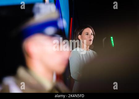 Warschau, Polen. 03. Oktober 2022. Die Außenministerin Annalena Baerbock spricht vor der deutschen Botschaft in Warschau anlässlich der Feierlichkeiten zum Tag der Deutschen Einheit. Quelle: Christoph Soeder/dpa/Alamy Live News Stockfoto