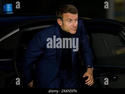 Berlin, Deutschland. 03. Oktober 2022. Frankreichs Präsident Emmanuel Macron kommt am Tag der Deutschen Einheit zu einem Abendessen mit Bundeskanzler Scholz im Bundeskanzleramt. Quelle: Fabian Sommer/dpa/Alamy Live News Stockfoto