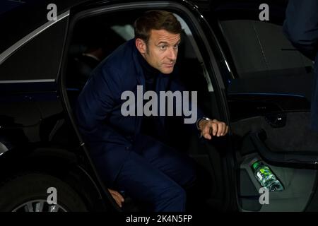 Berlin, Deutschland. 03. Oktober 2022. Frankreichs Präsident Emmanuel Macron kommt am Tag der Deutschen Einheit zu einem Abendessen mit Bundeskanzler Scholz im Bundeskanzleramt. Quelle: Fabian Sommer/dpa/Alamy Live News Stockfoto