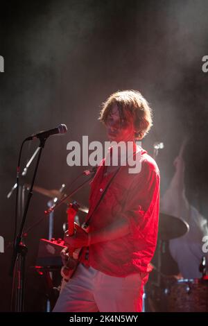 Oliver Henry Burslem von der Band Yak spielt die Far Out Stage beim Green man Festival 2019 – einem populären Musikfestival in Wales, Großbritannien. Foto: Rob Watkins Stockfoto